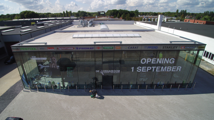 Opening Draaiboom Gereedschappen N.V. met 9 schapmeters DX producten